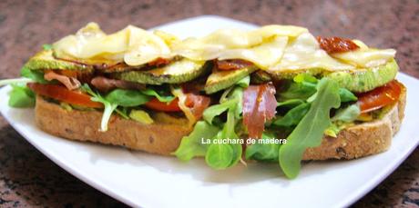 TOSTA DE VEGETALES CON AGUACATE Y JAMÓN