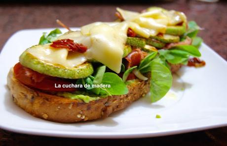 TOSTA DE VEGETALES CON AGUACATE Y JAMÓN