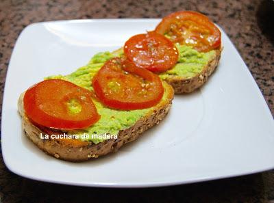 TOSTA DE VEGETALES CON AGUACATE Y JAMÓN