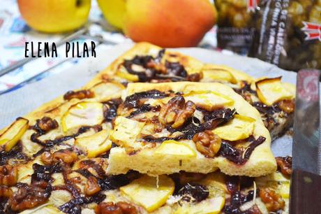 Focaccia con cebolla caramelizada, manzana y Nueces de California