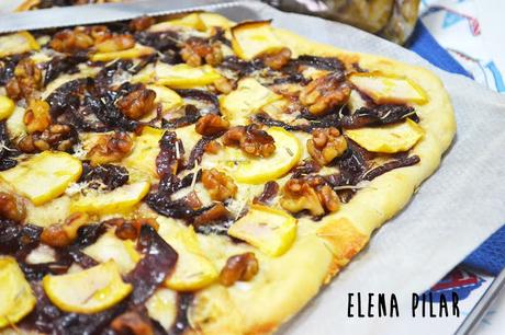 Focaccia con cebolla caramelizada, manzana y Nueces de California