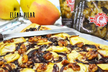 Focaccia con cebolla caramelizada, manzana y Nueces de California