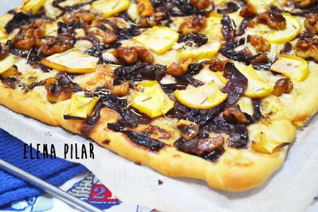 Focaccia con cebolla caramelizada, manzana y Nueces de California