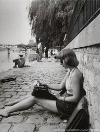 Deshilachado en la alfombra voy deshaciendo el verso apar... Deshilachado en la alfombra voy deshaciendo el verso apar...