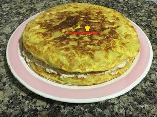 PASTEL DE TORTILLA RELLENO DE PATÉ DE PALITOS DE CANGREJOS