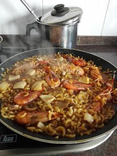 Fideos con sepia y marisco.