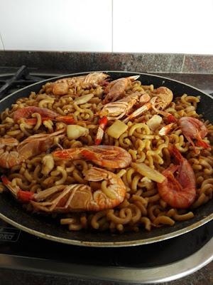 Fideos con sepia y marisco.