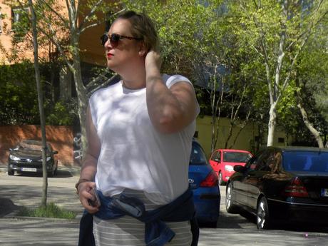 look talla grande con falda de rayas gris y blanca de primark con camiseta basica blanca y cazadora denim festa para un outfit primavera