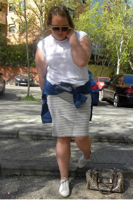 look talla grande con falda de rayas gris y blanca de primark con camiseta basica blanca y cazadora denim festa para un outfit primavera