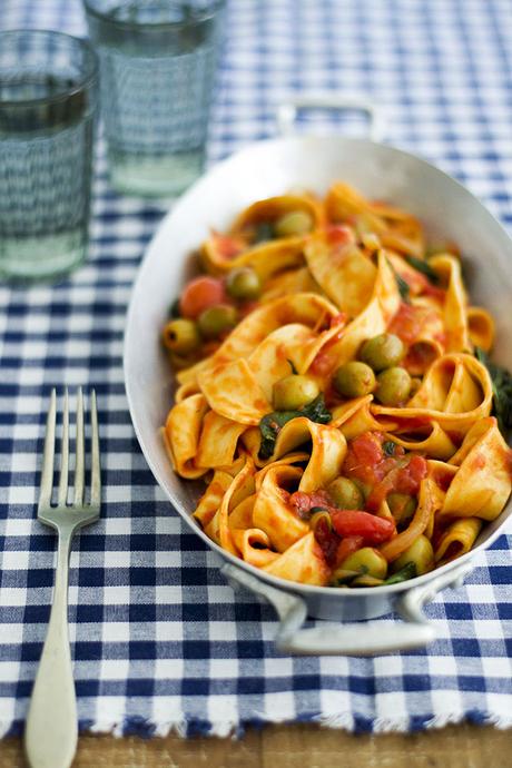 PAPPARDELLE ALL`ARRABIATA DE TOMATES CHERRY, CON ESPINACAS Y OLIVAS