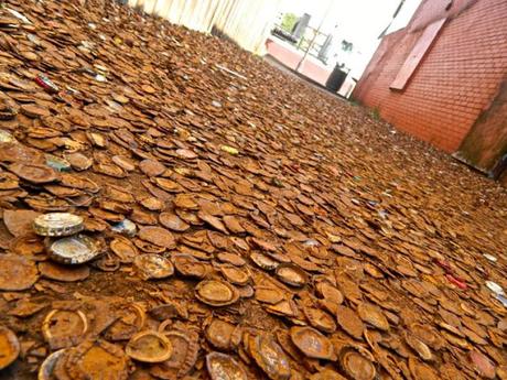 Un callejón lleno de chapas de botellas se convierte en atracción turística Un callejón lleno de chapas de botellas se convierte en atracción turística
