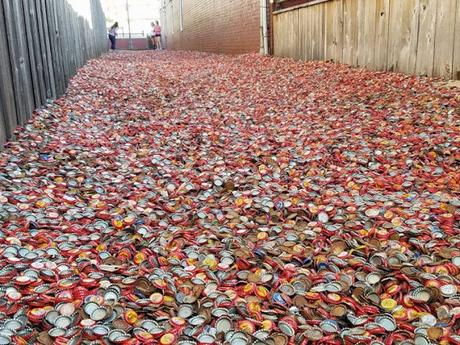 Un callejón lleno de chapas de botellas se convierte en atracción turística Un callejón lleno de chapas de botellas se convierte en atracción turística