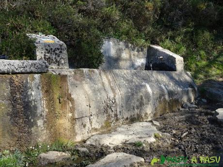 Fuente bajo la Canal de las Cuevas de Peña Mea