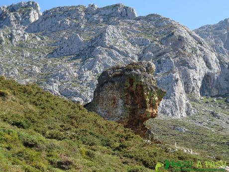 Formaciones rocosas antes de la Canal de las Cuevas de Peña Mea