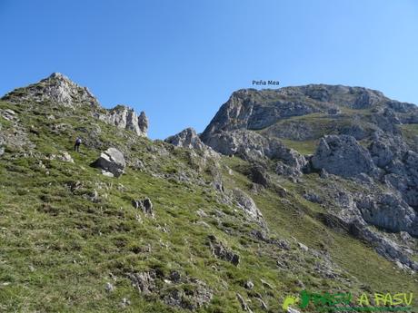 Subiendo a Peña Mea en la parte alta desde Pelúgano