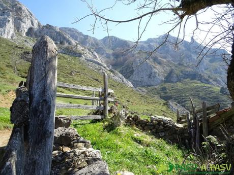 Camino a la Canal de las Cuevas de Peña Mea