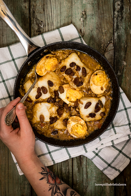 BACALAO CON PASAS, PIÑONES Y HUEVO