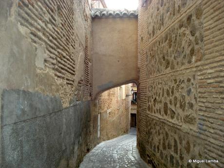 Casas y calles en contraste