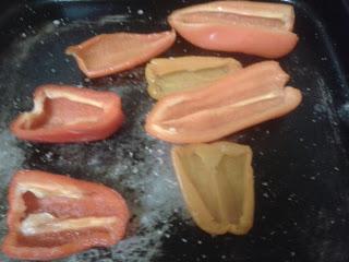 Paté de aceitunas verdes y pimientos asados en ensalada de pimientos y queso de burgos