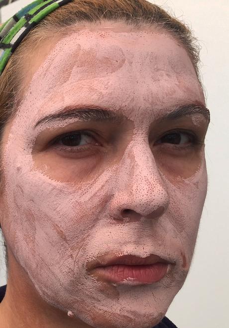 Esto es una mascarilla detoxificante que hay que quitar humedeciendo la piel y arrastrando el producto ¿Cuáles son los productos complementarios para el cuidado facial y cuándo usarlos?