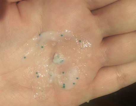 Ejemplo de un exfoliante físico. ¿Cuáles son los productos complementarios para el cuidado facial y cuándo usarlos?