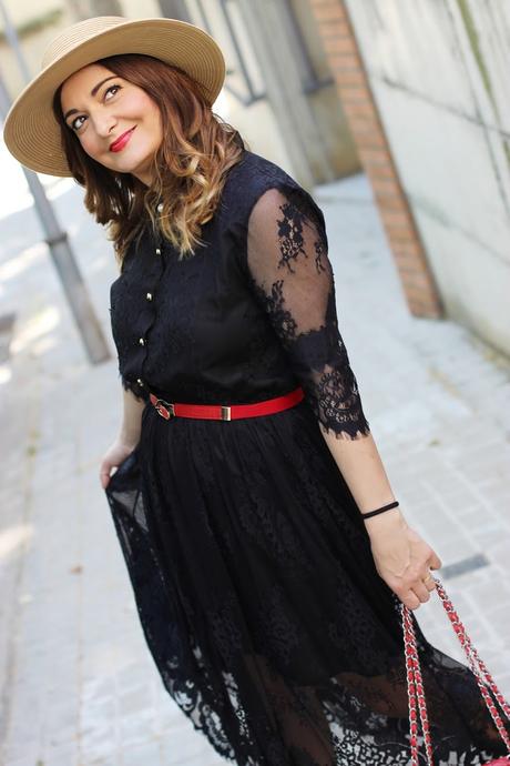 Vestido negro de encaje de METISU Vestido negro de encaje de METISU