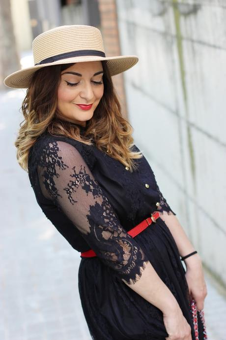 Vestido negro de encaje de METISU Vestido negro de encaje de METISU