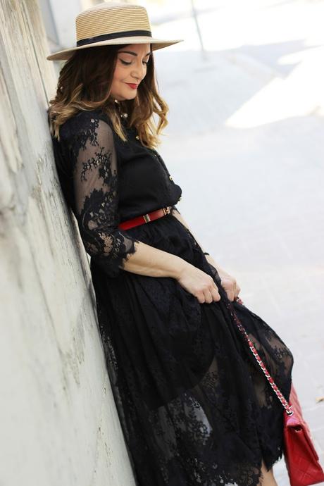 Vestido negro de encaje de METISU Vestido negro de encaje de METISU