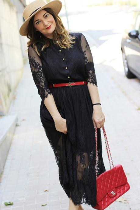 Vestido negro de encaje de METISU Vestido negro de encaje de METISU