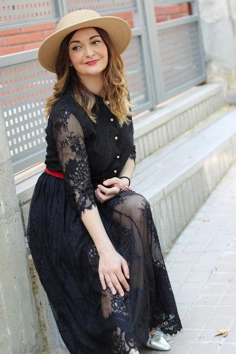 Vestido negro de encaje de METISU Vestido negro de encaje de METISU