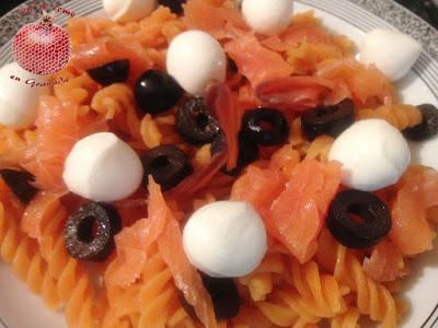 Ensalada de pasta de lentejas y salmón ahumado