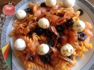 Ensalada de pasta de lentejas y salmón ahumado