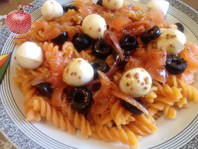 Ensalada de pasta de lentejas y salmón ahumado