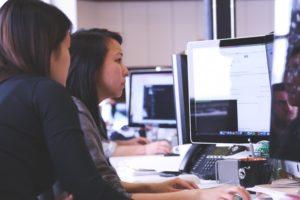 Mujeres trabajando en la oficina