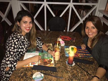 Periodista oficialista cubana disfruta de cena en el exilio Periodista oficialista cubana disfruta de cena en el exilio