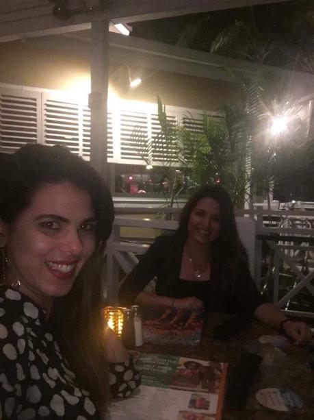 Periodista oficialista cubana disfruta de cena en el exilio Periodista oficialista cubana disfruta de cena en el exilio