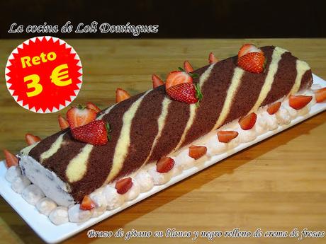 Brazo de gitano en blanco y negro relleno de crema de fresas