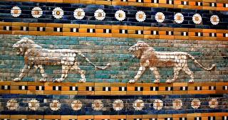 Un friso de fieros leones, amansados por las margaritas que les rodean. Un friso de fieros leones, amansados por las margaritas que les rodean.