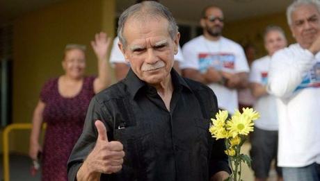 Oscar López Rivera saluda a sus simpatizantes tras recuperar la libertad. Foto: AP.