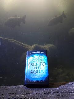 PRESENTACIÓN ESCRITO EN EL AGUA - PAULA HAWKINS