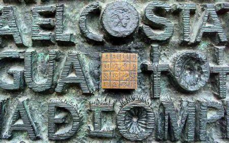 Matemáticas sobre las puertas de bronce de la Sagrada Familia en Barcelona