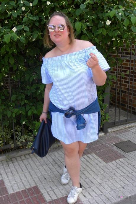 look con vestido azul de primark de rayas verticales y escote bardot con chaqueta vaquera de festa y sneakers blancas para un outfit de primavera