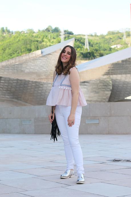 Outfit con oxfords plateados