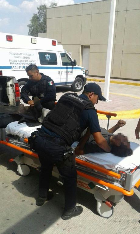 Policías de Soledad atienden a hombre que fue ignorado por los cuerpos de emergencia