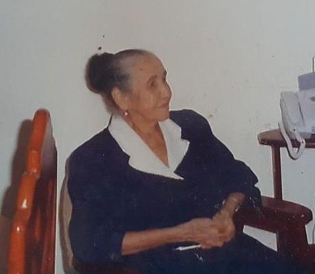 A sus 100 años de edad, Manuela lee la biblia, cocina y limpia la casa.