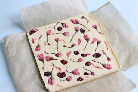 Tableta de chocolate blanco con sakura cherry blossom Tableta de chocolate blanco con sakura cherry blossom