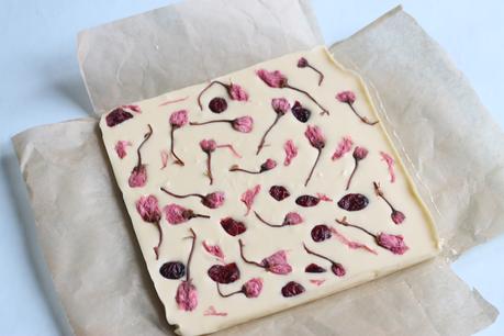 Tableta de chocolate blanco con sakura cherry blossom