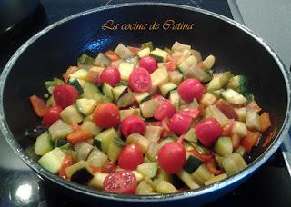 Tosta de verduras asadas con lomo, rúcula y parmesano