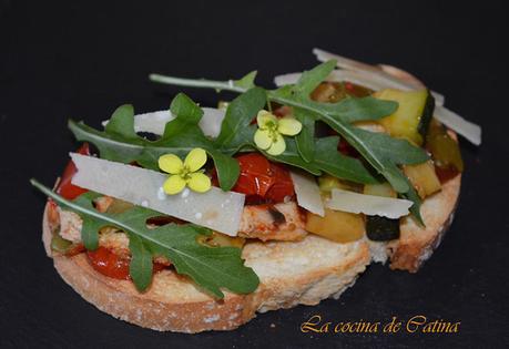 Tosta de verduras asadas con lomo, rúcula y parmesano