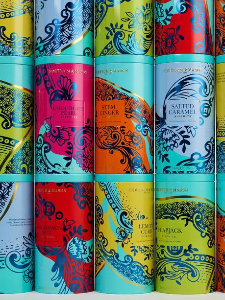 Las coloridas latas de galletas de Fortnum and Mason diseñadas para la hora del té